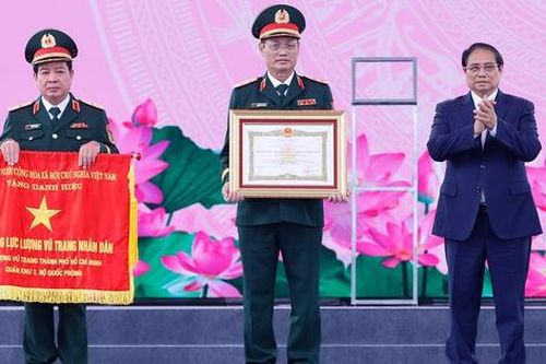Thủ tướng: Lực lượng vũ trang là điểm tựa trong lòng dân, quên mình giúp dân trong phòng chống dịch