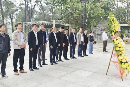 Bộ trưởng Văn hóa, Thể thao và Du lịch thăm, tặng quà cho công nhân, người lao động