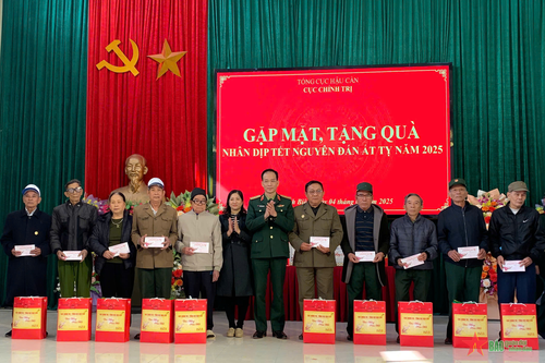Cục Chính trị, Tổng cục Hậu cần trao quà tặng các gia đình chính sách huyện Định Hóa, tỉnh Thái Nguyên