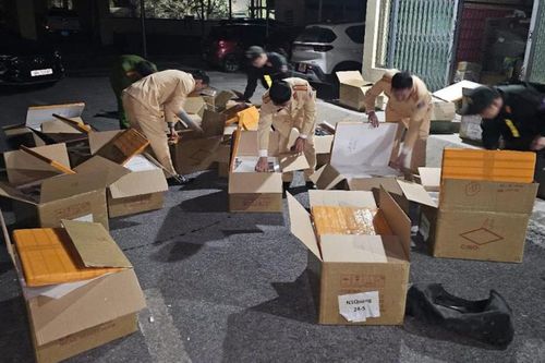 Tạm giữ nhiều hàng hóa 'mù' nguồn gốc