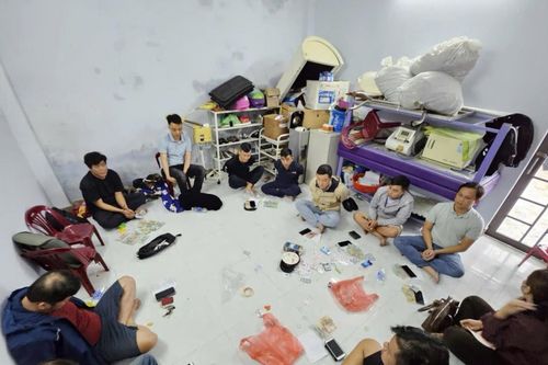 Đang 'khai xuân' thì bị tóm