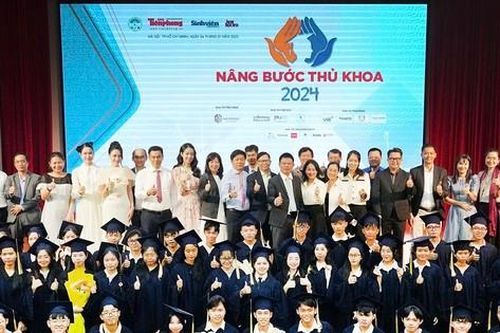 65 sinh viên xuất sắc về TP. HCM nhận học bổng 'Nâng bước thủ khoa 2024'