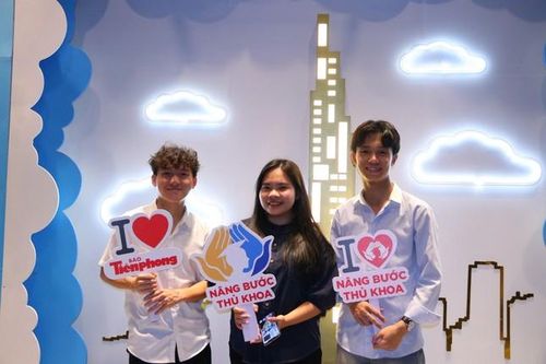65 sinh viên 'Nâng bước thủ khoa 2024' trải nghiệm ngắm toàn TP. HCM từ tòa nhà Landmark 81