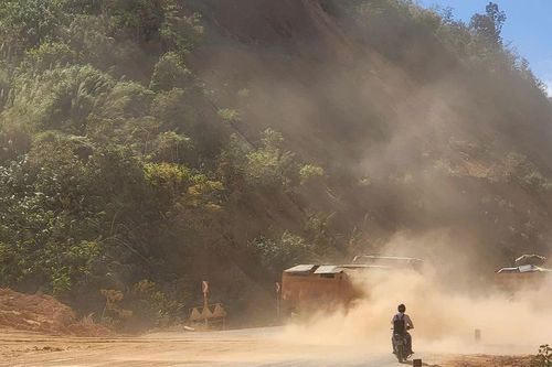 Vận chuyển đất từ mỏ đất ra quốc lộ 24, tỉnh Kon Tum: Bụi mù che khuất tầm nhìn người tham gia giao thông