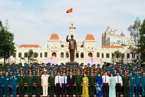 Lực lượng vũ trang TPHCM báo công, dâng hoa Chủ tịch Hồ Chí Minh