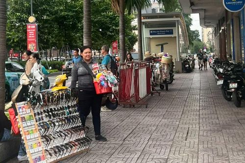 Hàng rong 'bủa vây' khu trung tâm TPHCM
