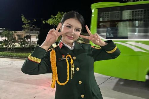 'Gái xinh lắc hông' Xuân Ca diện quân phục khiến netizen bất ngờ