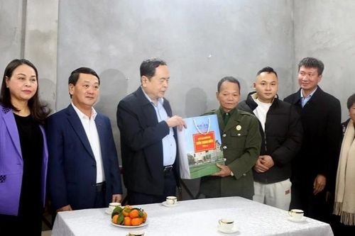 Chủ tịch Quốc hội Trần Thanh Mẫn thăm, tặng quà gia đình chính sách tại Yên Bái