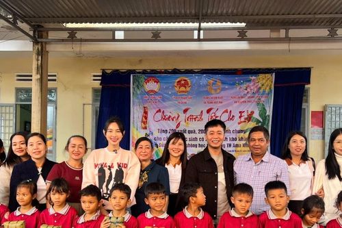 Hoa hậu Thùy Tiên tất bật làm thiện nguyện đầu năm mới
