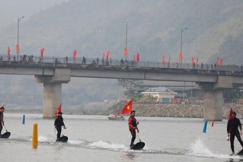 Mường Lay rộn ràng khai hội Đua thuyền đuôi én năm 2025