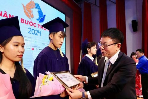 Trao 95 suất học bổng Nâng bước Thủ khoa cho sinh viên có hoàn cảnh khó khăn