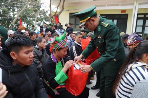 Tặng quà cán bộ, chiến sĩ BĐBP Cao Bằng và nhân dân khu vực biên giới