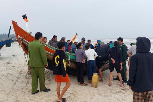 Kip thời cứu 2 thuyền viên trên tàu cá bị chìm