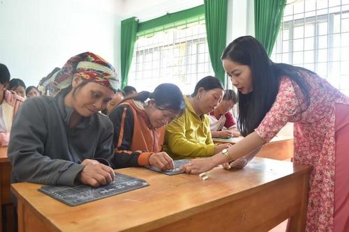 Xây dựng mô hình 'Tổ liên gia xóa mù chữ' vùng bào dân tộc thiểu số, miền núi