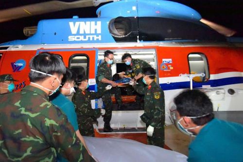 Trực thăng xuyên đêm đưa quân nhân từ đảo An Bang về đất liền cấp cứu
