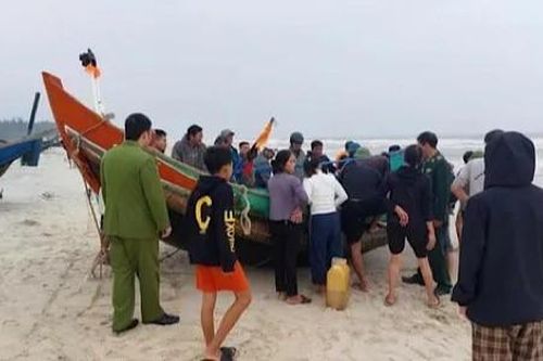 Cứu 2 ngư dân trôi dạt trên biển