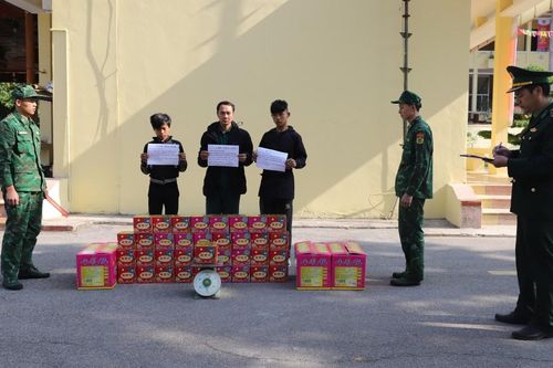 Bắt giữ 3 đối tượng vận chuyển trái phép pháo hoa nổ qua biên giới