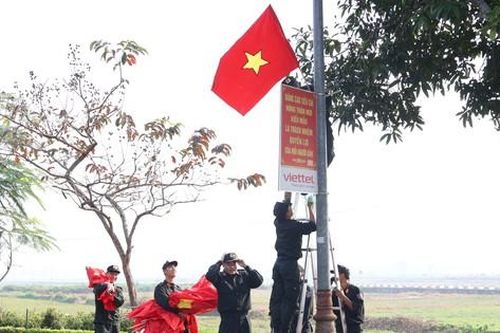 Tuổi trẻ cảnh sát cơ động dựng đường cờ Tổ quốc trên quê hương Bác