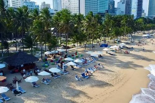 Ghế dù 'chiếm hết' bãi biển Nha Trang