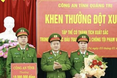 Ô tô khách bị tai nạn, phát hiện 15kg chất lạ và 10 vật thể hình bánh nghi ma túy