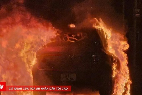Xe ô tô bốc cháy dữ dội trên đường