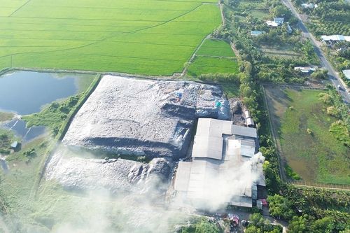 Những bãi rác chất cao như núi ở miền Tây