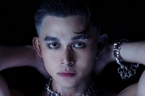 'Anh tài' Jun Phạm cởi trần nhảy sexy