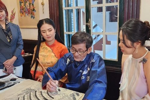 Hoa hậu Ngọc Hân háo hức trải nghiệm làm tranh Hàng Trống