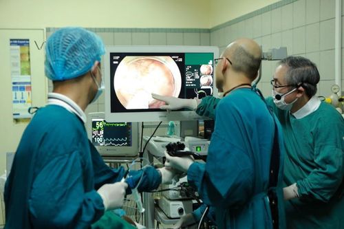 Bác sĩ 'hớt bỏ' tế bào ung thư đường tiêu hóa từ rất sớm