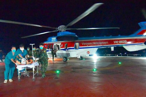 Trực thăng đưa bệnh nhân viêm màng não từ đảo về đất liền điều trị