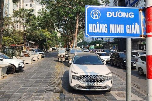 Hà Nội: Bất chấp biển cấm, ô tô đỗ bịt hết lối đi ở lòng đường, vỉa hè