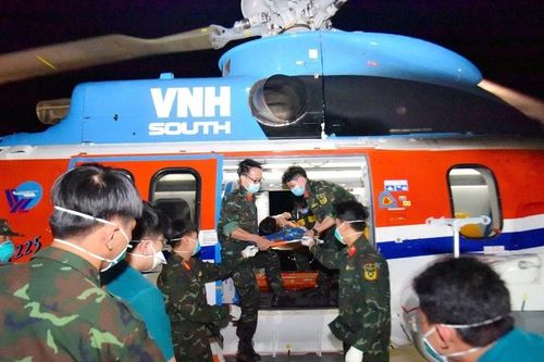Đưa bệnh nhân nghi viêm màng não, rối loạn ý thức từ Trường Sa về đất liền