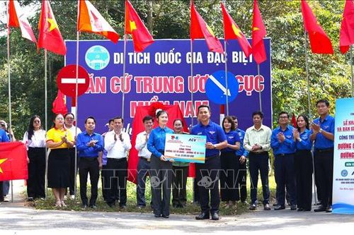Ấm áp 'Xuân tình nguyện' ở biên giới Tây Nam