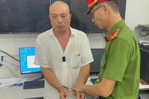 Tạm giữ hình sự người đàn ông cầm dao đuổi đánh shipper ở Tp.HCM