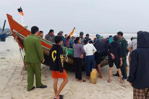 Kịp thời cứu 2 thuyền viên bị chìm tàu cá vào bờ an toàn
