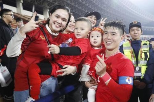 Quỳnh Anh và các con qua Thái Lan 'tiếp lửa' cho Duy Mạnh