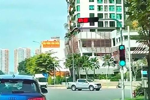 Công an truy tìm ô tô Audi 'đi đến đâu đèn xanh bật đến đó'