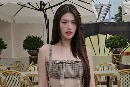 Hoa hậu Đoàn Thiên Ân chăm kết thân với hàng hiệu, mang túi hơn 60 triệu đồng dạo phố