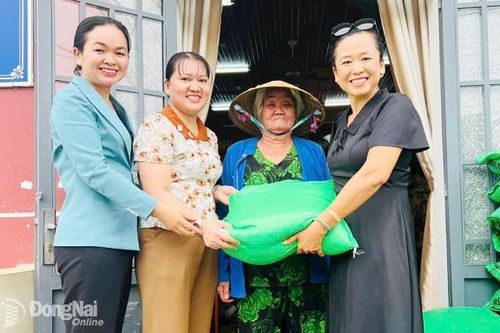 Vận động quà Tết giúp người có hoàn cảnh khó khăn vui Xuân