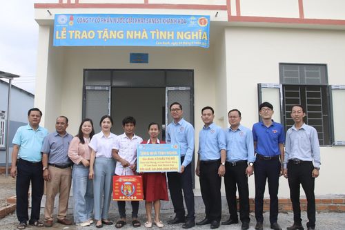 Công ty Cổ phần Nước giải khát Sanest Khánh Hòa trao nhà tình nghĩa cho giáo viên nghèo tại Cam Ranh