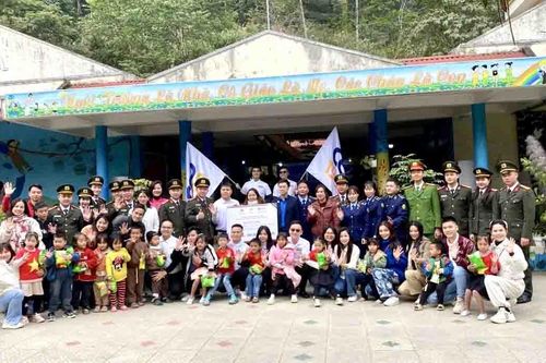 'Thắp sáng tương lai mầm non biên giới'