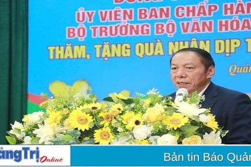 Bộ trưởng Bộ VH,TT&DL Nguyễn Văn Hùng trao quà cho đoàn viên, công nhân, người lao động nhân dịp tết Nguyên đán Ất Tỵ 2025
