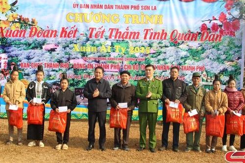 'Xuân đoàn kết – Tết thắm tình quân dân' tại Chiềng Đen