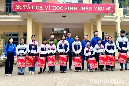 Trao 54 suất quà cho học sinh có hoàn cảnh khó khăn xã Thượng Lâm