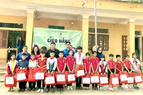 Gần 70 triệu đồng quà tặng học sinh và người dân huyện Yên Sơn