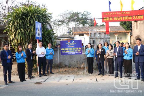 Khánh thành tuyến đường cờ Đảng, cờ Tổ quốc tại xã La Bằng