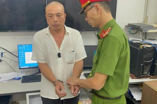 Bắt khẩn cấp người đàn ông cầm dao rượt đuổi shipper