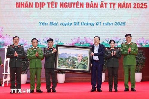Chủ tịch Quốc hội thăm, tặng quà nhân dân và lực lượng vũ trang tỉnh Yên Bái