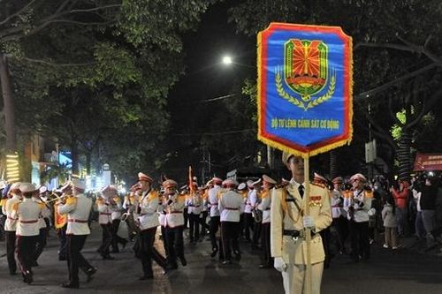 Người dân phố núi thích thú xem Đoàn Quân nhạc biểu diễn