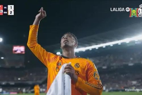 Real Madrid ngược dòng thắng Valencia trên sân khách